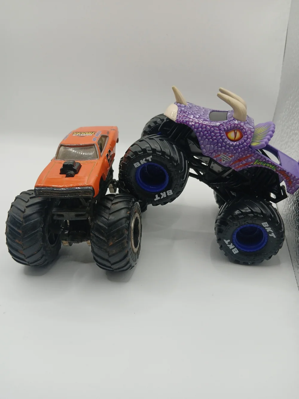 Monster Jam 1:64 Scale Spin Master Jam‎ Jurassic & Dodge Charger R/T 68' Trucks